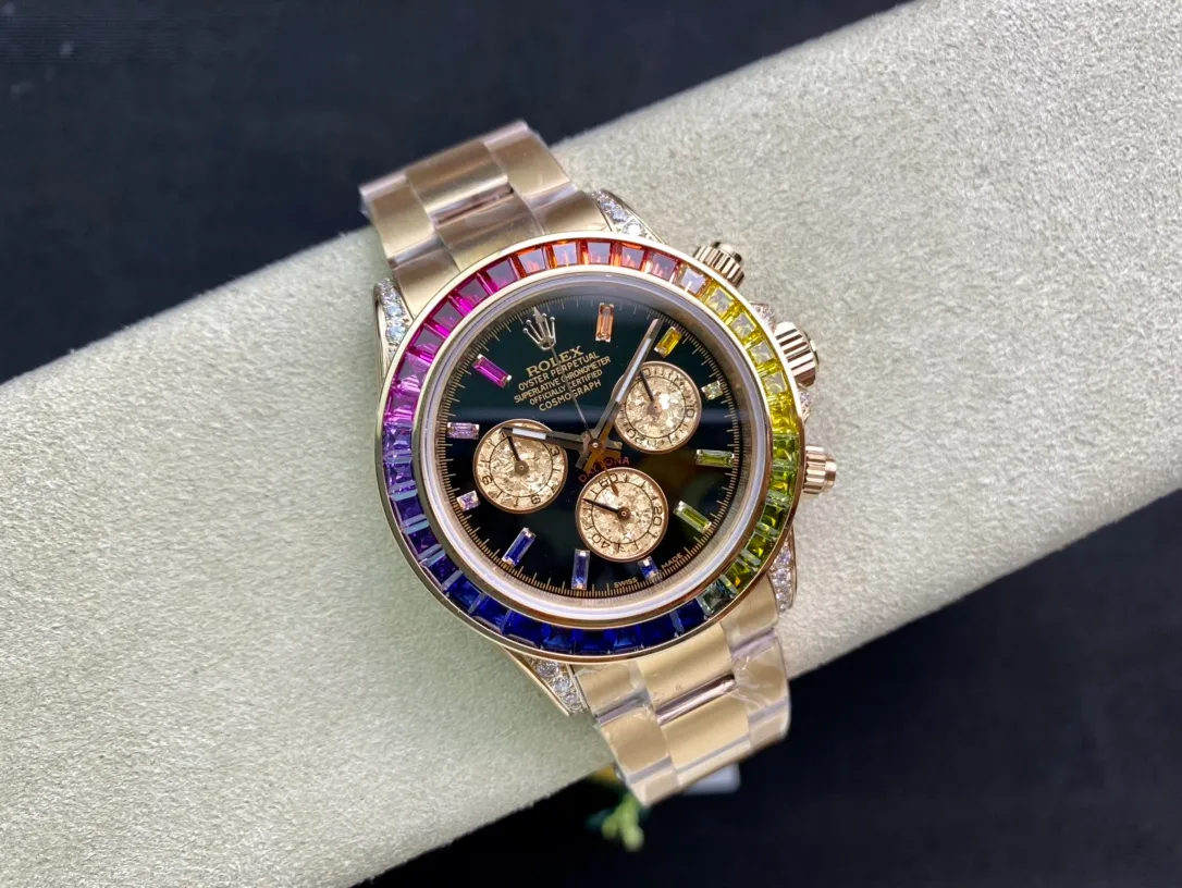 【Top Replica】💰Private chat! In order to achieve the original effect of the Rolex Rainbow Daytona we want, it costs a lot of money to develop and is made with exquisite workmanship. The special effects of the gold crystals on the three independent time counters are all unique. The charming reflective effects and magnificent colors fully demonstrate the graceful structure of the gold crystals. Each piece is a natural masterpiece of art. The color of the gold crystal chronograph dial is in sharp contrast with the black dial, and complements the color of the gemstones. The diamond-set hour markers and gold hands make the entire dial radiant, and the overall beauty is overwhelming. You can't put it down. Rolex's most popular Cosmograph Daytona [Case] ​​is made of imported genuine 904L steel, which is the same material and model as the genuine product. The steel band is finely brushed, the color is whiter and brighter, and it is strong and wear-resistant. [Function] The movement still retains a powerful timing function, and is matched with the 7750 movement for full-function timing. [Ring] The ceramic ring formed by the new process is consistent with the original craftsmanship, and the scale effect is deep and rounded. [Details] The letter strips are metal mirror-finished, flawless, and made of strong luminous powder imported from Switzerland. The hour and minute hands are grooved and filled with glossy black oil instead of ordinary printing, and the texture is very different. Highly transparent sapphire glass, the mirror effect is very high-quality. [Quality] The color adopts A+ high-level electroplating process, which is more stable and anti-oxidation. It is equipped with a natural rubber strap. The original mold is opened. The material is the same as the original product. The texture is obviously soft and delicate, and it fits the wrist better.