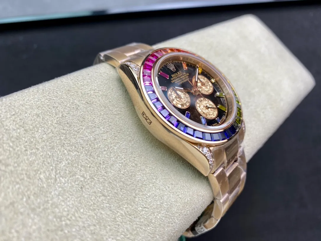 【Top Replica】💰Private chat! In order to achieve the original effect of the Rolex Rainbow Daytona we want, it costs a lot of money to develop and is made with exquisite workmanship. The special effects of the gold crystals on the three independent time counters are all unique. The charming reflective effects and magnificent colors fully demonstrate the graceful structure of the gold crystals. Each piece is a natural masterpiece of art. The color of the gold crystal chronograph dial is in sharp contrast with the black dial, and complements the color of the gemstones. The diamond-set hour markers and gold hands make the entire dial radiant, and the overall beauty is overwhelming. You can't put it down. Rolex's most popular Cosmograph Daytona [Case] ​​is made of imported genuine 904L steel, which is the same material and model as the genuine product. The steel band is finely brushed, the color is whiter and brighter, and it is strong and wear-resistant. [Function] The movement still retains a powerful timing function, and is matched with the 7750 movement for full-function timing. [Ring] The ceramic ring formed by the new process is consistent with the original craftsmanship, and the scale effect is deep and rounded. [Details] The letter strips are metal mirror-finished, flawless, and made of strong luminous powder imported from Switzerland. The hour and minute hands are grooved and filled with glossy black oil instead of ordinary printing, and the texture is very different. Highly transparent sapphire glass, the mirror effect is very high-quality. [Quality] The color adopts A+ high-level electroplating process, which is more stable and anti-oxidation. It is equipped with a natural rubber strap. The original mold is opened. The material is the same as the original product. The texture is obviously soft and delicate, and it fits the wrist better.