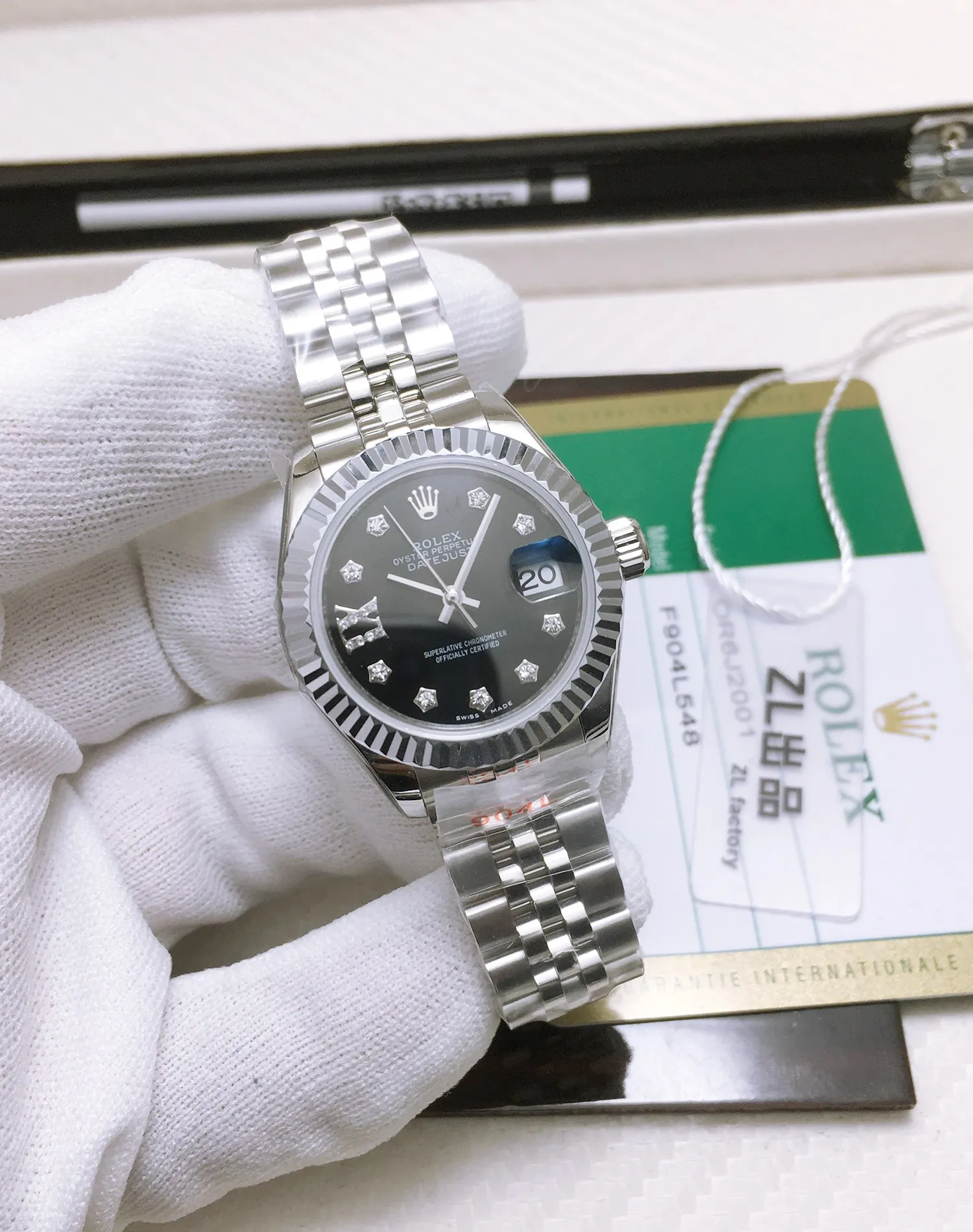 【High-end replica】💰1300! 【Customized all-in-one machine】💰1840! 【Top Replica】💰Private chat! Rolex Women's Datejust 28MM Datejust Watch! There are also 31mm women's watches, 36mm unisex watches, and 41mm men's watches. 1⃣️The case diameter remains the same as the original one, and the stainless steel watch case is forged from 904L stainless steel, which is durable! 2⃣️With the original imported Swiss movement, more goddesses have multiple choices. The performance is extremely stable. Its shock resistance and geometric structure enable the movement to maintain regular operation in any position. 3⃣️The triangular grooved bottom cover is tightened with special tools to completely seal the watch case. The winding crown adopts a double buckle lock dual waterproof system and is firmly screwed to the watch case, making it more waterproof. 4⃣️A small window convex lens is installed at 3 o'clock to enlarge the date display of the watch, making it easier to read the date. The waterproof Oyster case of the women's journal type provides the best protection for the high-precision movement! 5⃣️904L watch strap and new double-headed connection method under the outer ring (can be used with the original), concealed folding crown buckle, opened with an articulated Rolex crown logo. This picture is a real shot of a top replica!