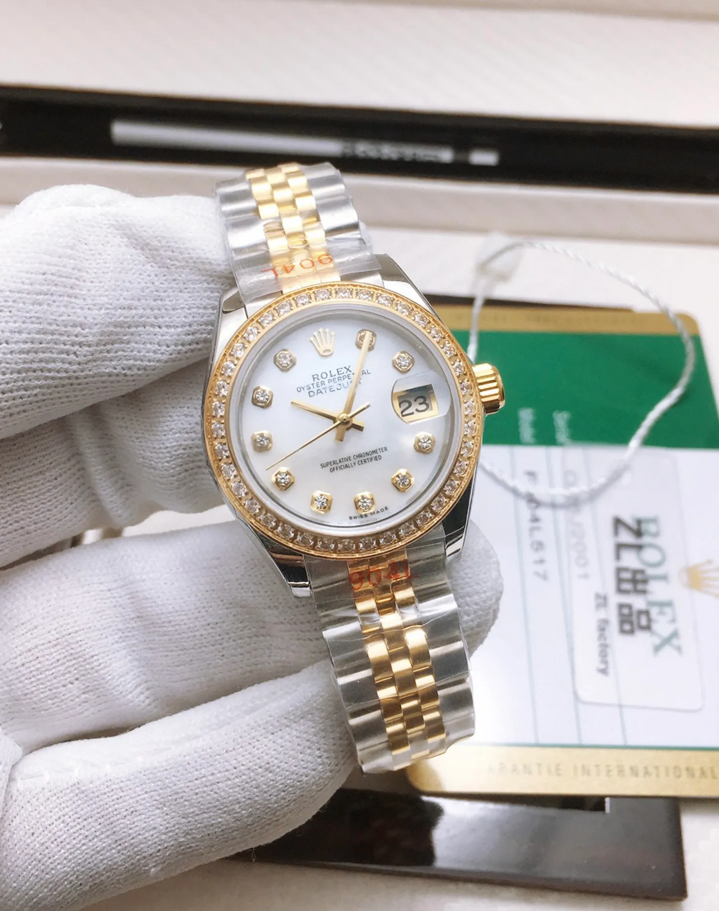 【High-end replica】💰1300! 【Customized all-in-one machine】💰1840! 【Top Replica】💰Private chat! Rolex Women's Datejust 28MM Datejust Watch! There are also 31mm women's watches, 36mm unisex watches, and 41mm men's watches. 1⃣️The case diameter remains the same as the original one, and the stainless steel watch case is forged from 904L stainless steel, which is durable! 2⃣️With the original imported Swiss movement, more goddesses have multiple choices. The performance is extremely stable. Its shock resistance and geometric structure enable the movement to maintain regular operation in any position. 3⃣️The triangular grooved bottom cover is tightened with special tools to completely seal the watch case. The winding crown adopts a double buckle lock dual waterproof system and is firmly screwed to the watch case, making it more waterproof. 4⃣️A small window convex lens is installed at 3 o'clock to enlarge the date display of the watch, making it easier to read the date. The waterproof Oyster case of the women's journal type provides the best protection for the high-precision movement! 5⃣️904L watch strap and new double-headed connection method under the outer ring (can be used with the original), concealed folding crown buckle, opened with an articulated Rolex crown logo. This picture is a real shot of a top replica!