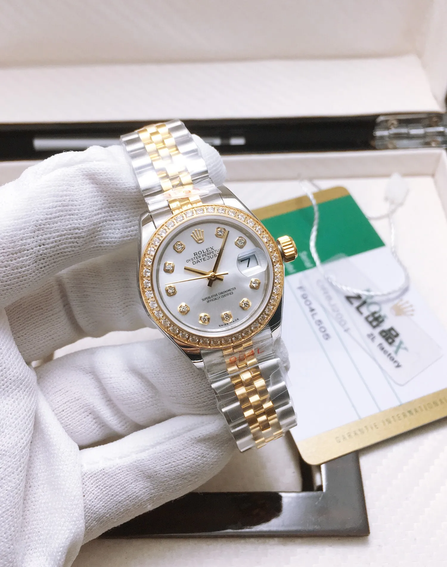 【High-end replica】💰1300! 【Customized all-in-one machine】💰1840! 【Top Replica】💰Private chat! Rolex Women's Datejust 28MM Datejust Watch! There are also 31mm women's watches, 36mm unisex watches, and 41mm men's watches. 1⃣️The case diameter remains the same as the original one, and the stainless steel watch case is forged from 904L stainless steel, which is durable! 2⃣️With the original imported Swiss movement, more goddesses have multiple choices. The performance is extremely stable. Its shock resistance and geometric structure enable the movement to maintain regular operation in any position. 3⃣️The triangular grooved bottom cover is tightened with special tools to completely seal the watch case. The winding crown adopts a double buckle lock dual waterproof system and is firmly screwed to the watch case, making it more waterproof. 4⃣️A small window convex lens is installed at 3 o'clock to enlarge the date display of the watch, making it easier to read the date. The waterproof Oyster case of the women's journal type provides the best protection for the high-precision movement! 5⃣️904L watch strap and new double-headed connection method under the outer ring (can be used with the original), concealed folding crown buckle, opened with an articulated Rolex crown logo. This picture is a real shot of a top replica!