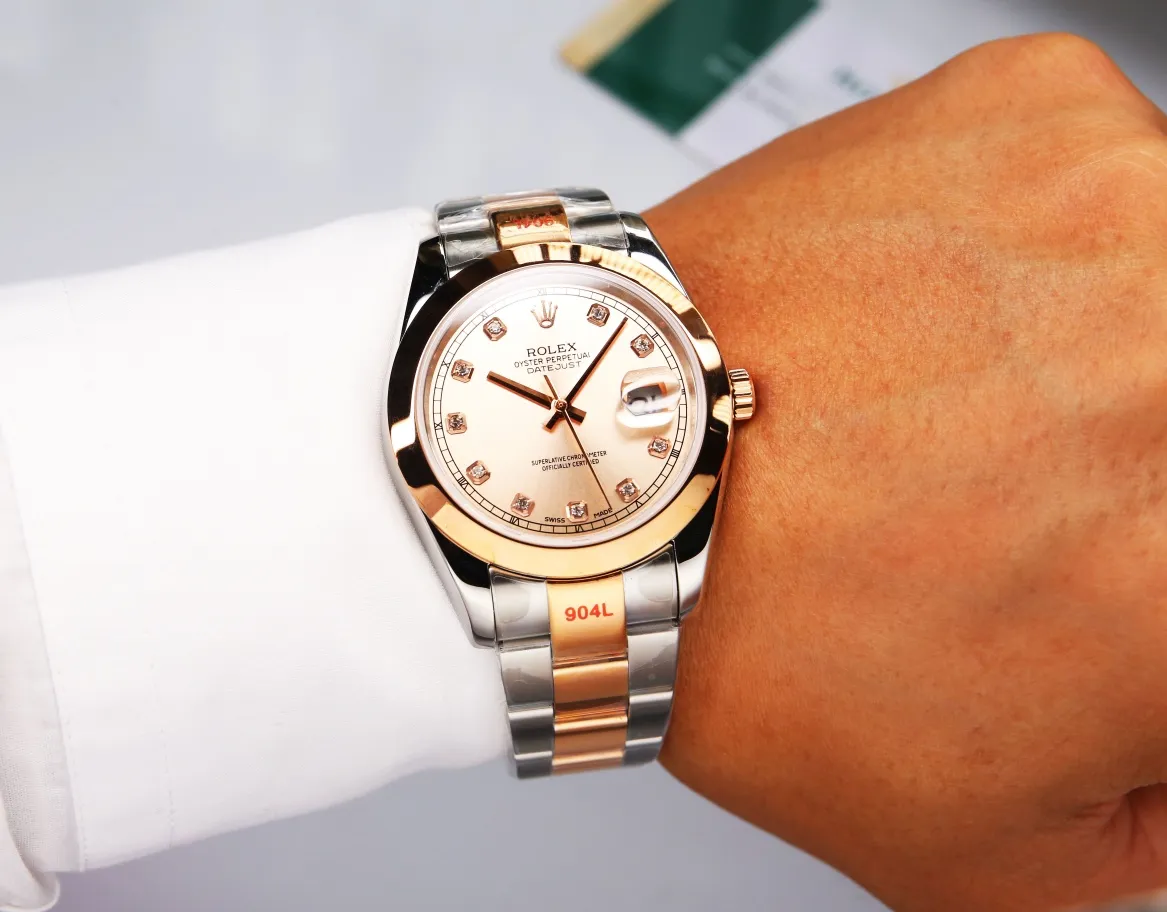 【High-end replica】💰1240! 【Customized all-in-one machine】💰1920! Taiwan factory makes strong comeback‼ ️‼ ️Outstanding work - Rolex Oyster Perpetual Datejust 41mm series watch, timeless elegance! Factory code: M126338... The 6-digit internal code is consistent with the card, and the entire set must be completed for return or exchange! [Oyster case, symbol of waterproofing] The diameter of the watch is 41mm, the thickness is consistent with the original, and the data is consistent with the genuine product 1. Classic Oyster case with triangular grooved outer ring 2. The handle adopts a screw-in design to restore the double buckle double waterproof system 3. Mirror material - anti-scratch blue crystal glass, anti-reflective convex magnification (2.5 times) calendar window [Strap details] Different watches are matched with different steel straps 1. Commemorative strap Jubilee Bracelet (five-bead belt) Material: stainless steel, commemorative type, five-row link 2. Oyster bracelet Oyster Bracelet (3-bead belt). Material: Stainless steel, head-shaped, semi-circular three-row link 3. Buckle type Folding buckle, concealed folding crown buckle [Movement] Using the exquisite and stable imported 9015 all-in-one mechanical movement, it is stable and simple, reserved, showy but not flattering, and long-lasting elegance! (Extreme reproduction requirements create high quality, playing with more than just concepts!) (Focus on original new machines) Focus is an attitude, produced by JH! The pictures were taken with a customized all-in-one machine!