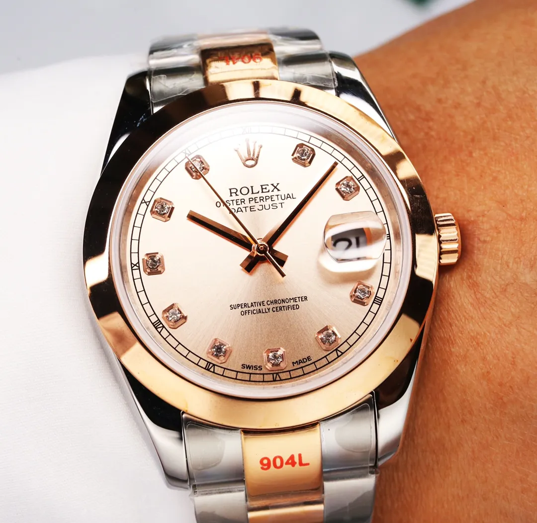 【High-end replica】💰1240! 【Customized all-in-one machine】💰1920! Taiwan factory makes strong comeback‼ ️‼ ️Outstanding work - Rolex Oyster Perpetual Datejust 41mm series watch, timeless elegance! Factory code: M126338... The 6-digit internal code is consistent with the card, and the entire set must be completed for return or exchange! [Oyster case, symbol of waterproofing] The diameter of the watch is 41mm, the thickness is consistent with the original, and the data is consistent with the genuine product 1. Classic Oyster case with triangular grooved outer ring 2. The handle adopts a screw-in design to restore the double buckle double waterproof system 3. Mirror material - anti-scratch blue crystal glass, anti-reflective convex magnification (2.5 times) calendar window [Strap details] Different watches are matched with different steel straps 1. Commemorative strap Jubilee Bracelet (five-bead belt) Material: stainless steel, commemorative type, five-row link 2. Oyster bracelet Oyster Bracelet (3-bead belt). Material: Stainless steel, head-shaped, semi-circular three-row link 3. Buckle type Folding buckle, concealed folding crown buckle [Movement] Using the exquisite and stable imported 9015 all-in-one mechanical movement, it is stable and simple, reserved, showy but not flattering, and long-lasting elegance! (Extreme reproduction requirements create high quality, playing with more than just concepts!) (Focus on original new machines) Focus is an attitude, produced by JH! The pictures were taken with a customized all-in-one machine!