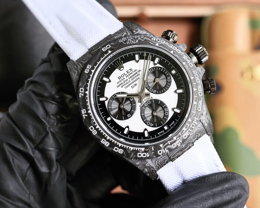【Top replica】💰6500! The carbon fiber customized version of the TW Factory ROLEX Universe Chronograph Daytona series, the watch is not only light to wear, but also hard in appearance. And each watch has a unique carbon fiber pattern material. [Case] ​​The size of the watch is 40X12.4, which is consistent with the original. The strength of the Tw factory casts the unique style of carbon fiber Rolex. Unique to the market, the entire case, bezel and bottom cover are made of high-composite carbon fiber and super luminous powder. The details are hand-chamfered and polished. The texture is extraordinary. [Strap Buckle] The strap is made of artificial fiber woven straps, which is breathable, comfortable and soft in texture. [Movement] Using the latest accurate and mature 4801 movement (the functional thickness is the same as 4130), it perfectly realizes powerful functions and is the king of cost performance! ! !