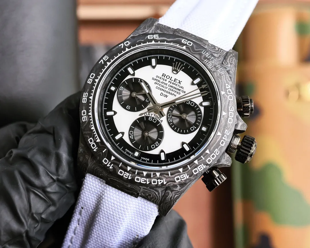 【Top replica】💰6500! The carbon fiber customized version of the TW Factory ROLEX Universe Chronograph Daytona series, the watch is not only light to wear, but also hard in appearance. And each watch has a unique carbon fiber pattern material. [Case] ​​The size of the watch is 40X12.4, which is consistent with the original. The strength of the Tw factory casts the unique style of carbon fiber Rolex. Unique to the market, the entire case, bezel and bottom cover are made of high-composite carbon fiber and super luminous powder. The details are hand-chamfered and polished. The texture is extraordinary. [Strap Buckle] The strap is made of artificial fiber woven straps, which is breathable, comfortable and soft in texture. [Movement] Using the latest accurate and mature 4801 movement (the functional thickness is the same as 4130), it perfectly realizes powerful functions and is the king of cost performance! ! !