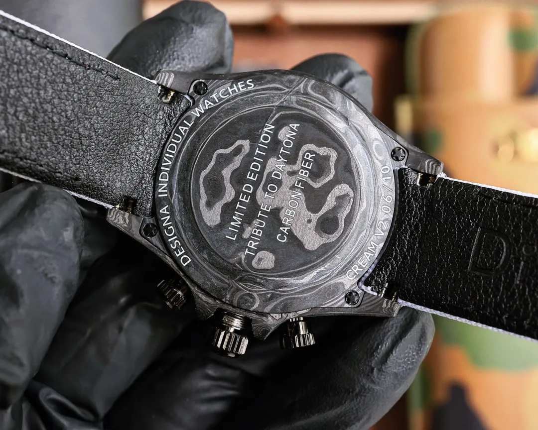 【Top replica】💰6500! The carbon fiber customized version of the TW Factory ROLEX Universe Chronograph Daytona series, the watch is not only light to wear, but also hard in appearance. And each watch has a unique carbon fiber pattern material. [Case] ​​The size of the watch is 40X12.4, which is consistent with the original. The strength of the Tw factory casts the unique style of carbon fiber Rolex. Unique to the market, the entire case, bezel and bottom cover are made of high-composite carbon fiber and super luminous powder. The details are hand-chamfered and polished. The texture is extraordinary. [Strap Buckle] The strap is made of artificial fiber woven straps, which is breathable, comfortable and soft in texture. [Movement] Using the latest accurate and mature 4801 movement (the functional thickness is the same as 4130), it perfectly realizes powerful functions and is the king of cost performance! ! !