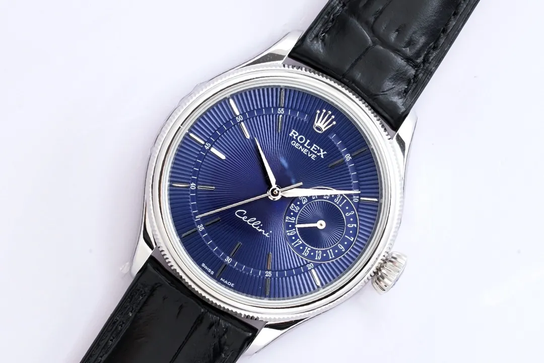 New product in 2023, EW Rolex Cellini Datejust 39 1⃣️ is equipped with 3165 self-winding movement. 2⃣️Integrated middle case, screw-in bottom cover and winding crown. 3⃣️The structural dimensions and thickness are the same as the original ones, with a diameter of 39 mm and a thickness of 12.5 mm. 4⃣️Domed sapphire glass, top-notch Italian fully-wrapped cowhide leather straps, synchronizing the timing, thickness, and structure with the original.
