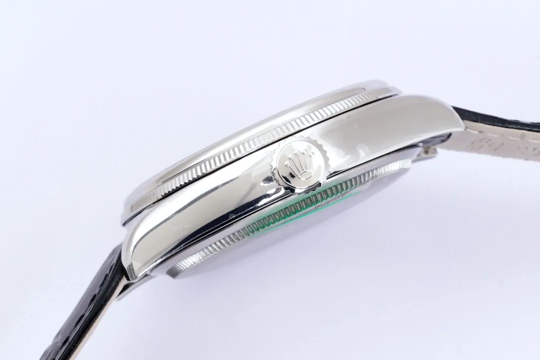 New product in 2023, EW Rolex Cellini Datejust 39 1⃣️ is equipped with 3165 self-winding movement. 2⃣️Integrated middle case, screw-in bottom cover and winding crown. 3⃣️The structural dimensions and thickness are the same as the original ones, with a diameter of 39 mm and a thickness of 12.5 mm. 4⃣️Domed sapphire glass, top-notch Italian fully-wrapped cowhide leather straps, synchronizing the timing, thickness, and structure with the original.